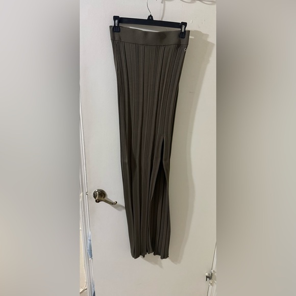 GUESS Olive Ribbed Tank Top - Picture 6 of 6